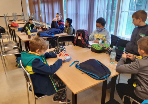 Uczniowie jedzą w sali ośrodka edukacji
